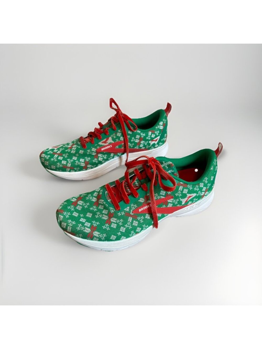 Brooks Revel 4 Run Merry Christmas Shoes Mens 11 Holiday Knit Green Red Sneakers